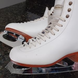 Girl's Ridell skates size 4W with Coronation Ace blade.